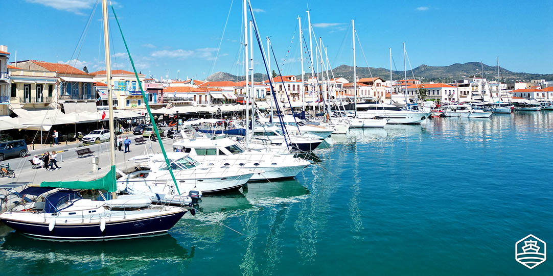 Blick auf die Stadt und den Yachthafen von Ägina