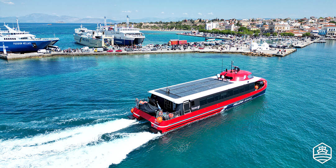 Die Hochgeschwindigkeitsfähre Aero2 von Hellenic Seaways legt im Hafen von Ägina an