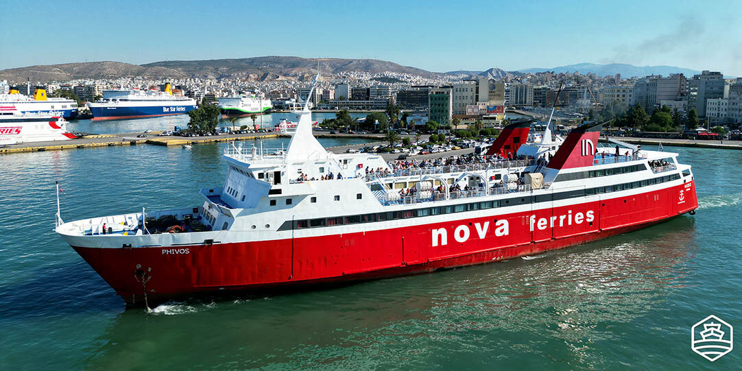 Die konventionelle Fähre Foivos von Saronic Ferries verlässt den Hafen von Piräus, in der Nähe von Athen