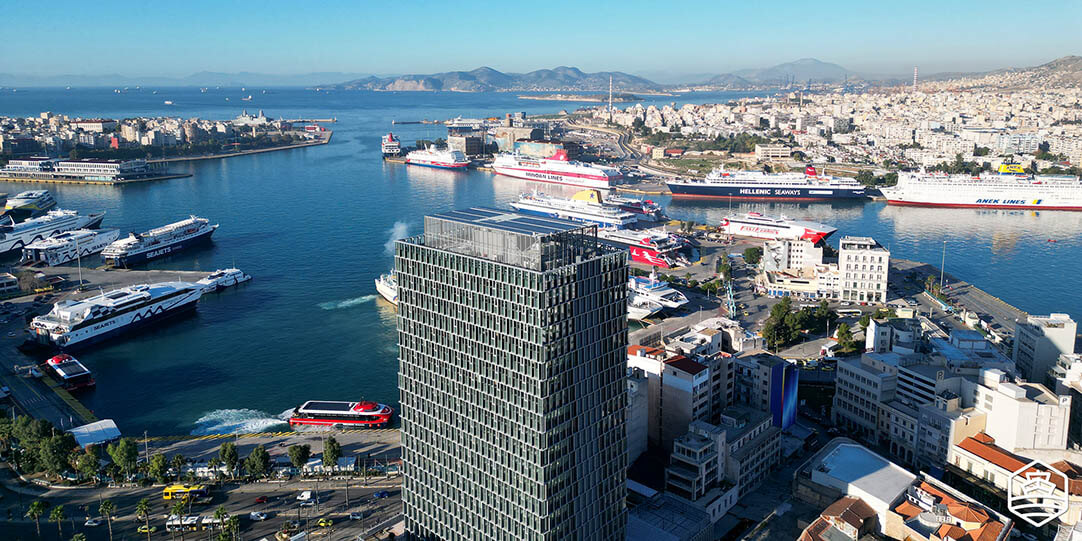 Blick aus der Luft auf den Hafen und den Turm von Piräus