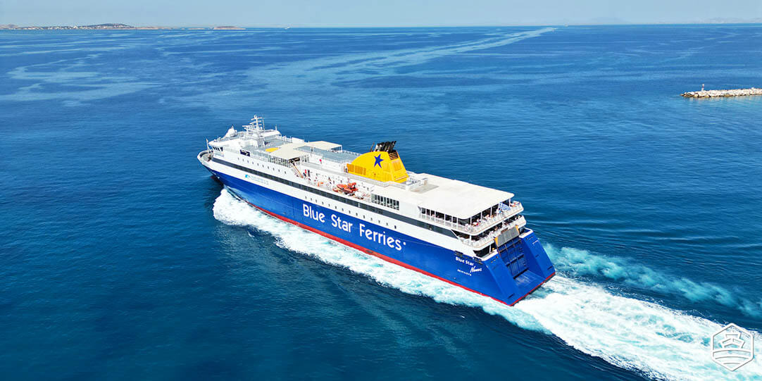 Die konventionelle Fähre Blue Star Naxos