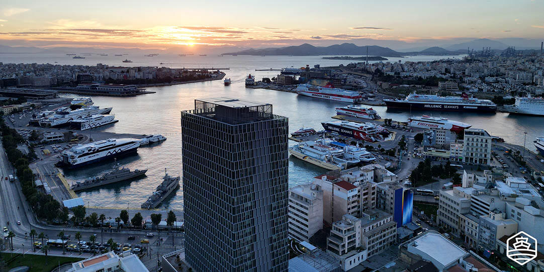 Luftaufnahme des Hafens von Piräus bei Sonnenuntergang