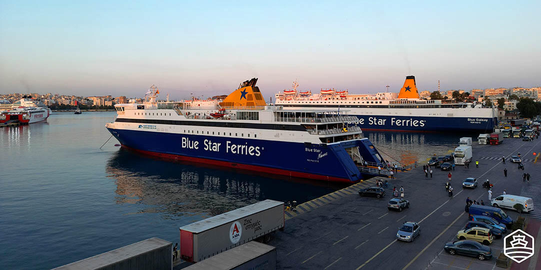 Die Fähre Blue Star Naxos von Blue Star Ferries liegt im Hafen von Piräus vor Anker