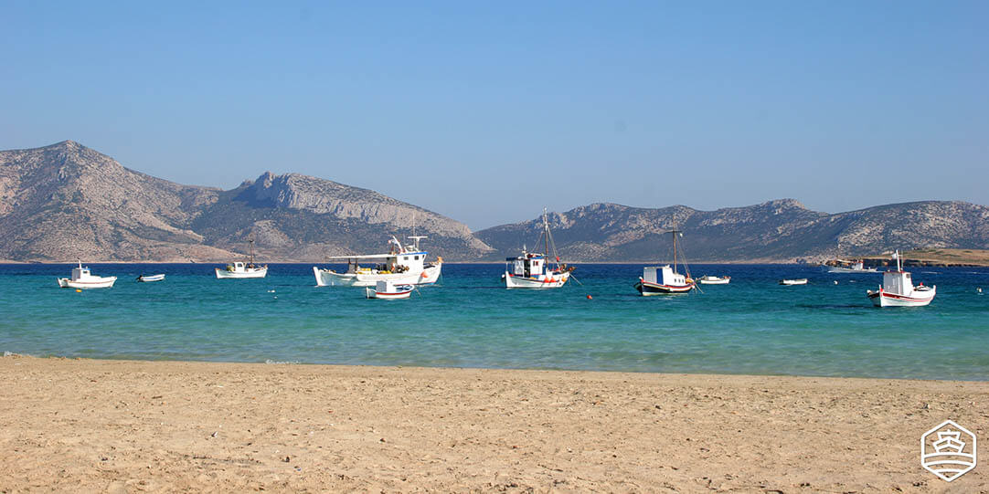 Küstenblick auf die Gewässer von Koufonisia und kleine Fischerboote von Chora aus