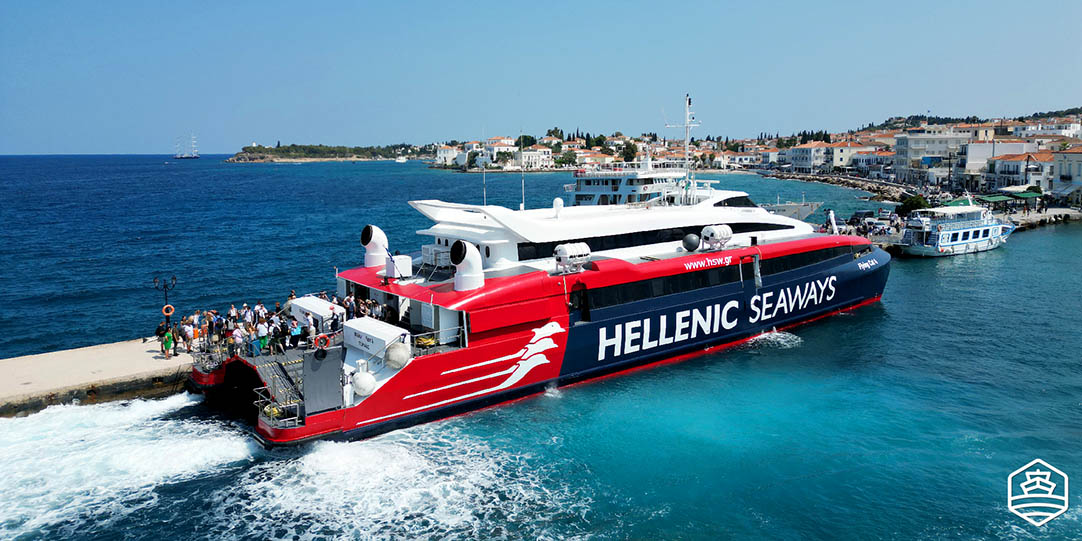 Il traghetto ad alta velocità Flying Cat 4 di Hellenic Seaways in arrivo nel porto di Spetses