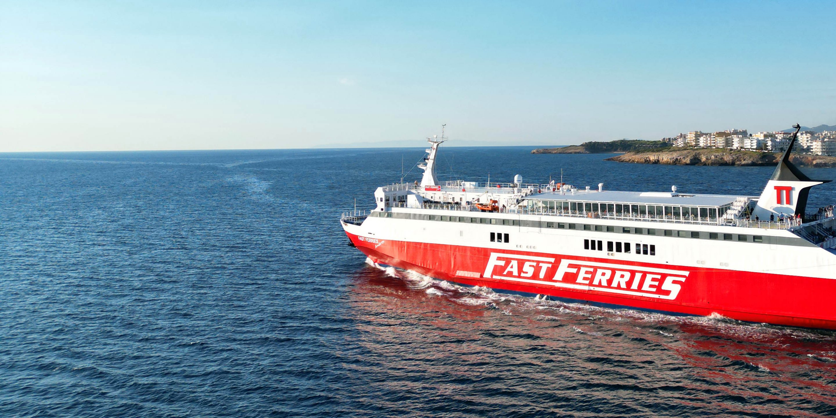 Il traghetto Andros di Fast Ferries in partenza dal porto di Rafina per Andros