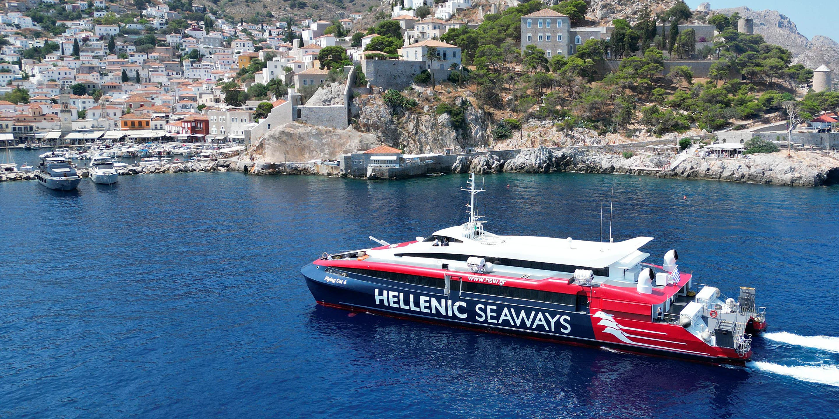 Die Hochgeschwindigkeitsfähre Flying Cat 4 von Hellenic Seaways bei der Ankunft im Hafen von Hydra von Athen-Piraeus