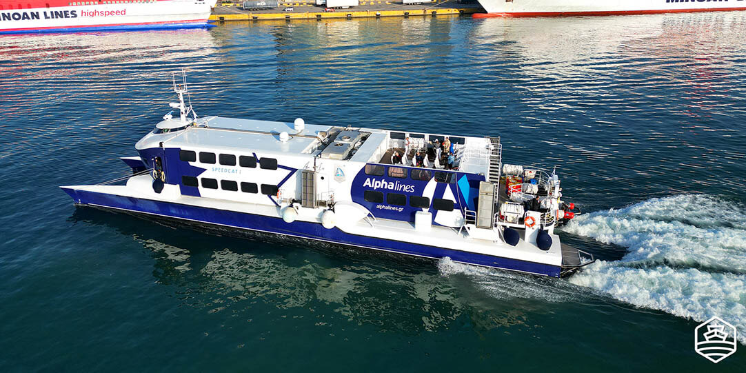 Die Fähre Speed Cat von Alpha Lines verlässt den Hafen von Piräus in Athen