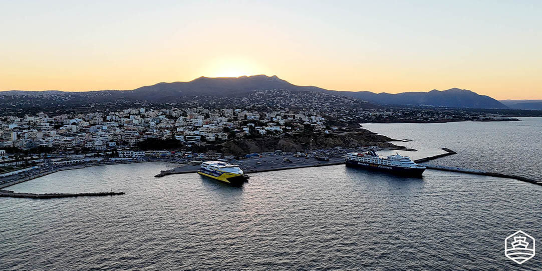 Der Hafen von Rafina bei Sonnenaufgang