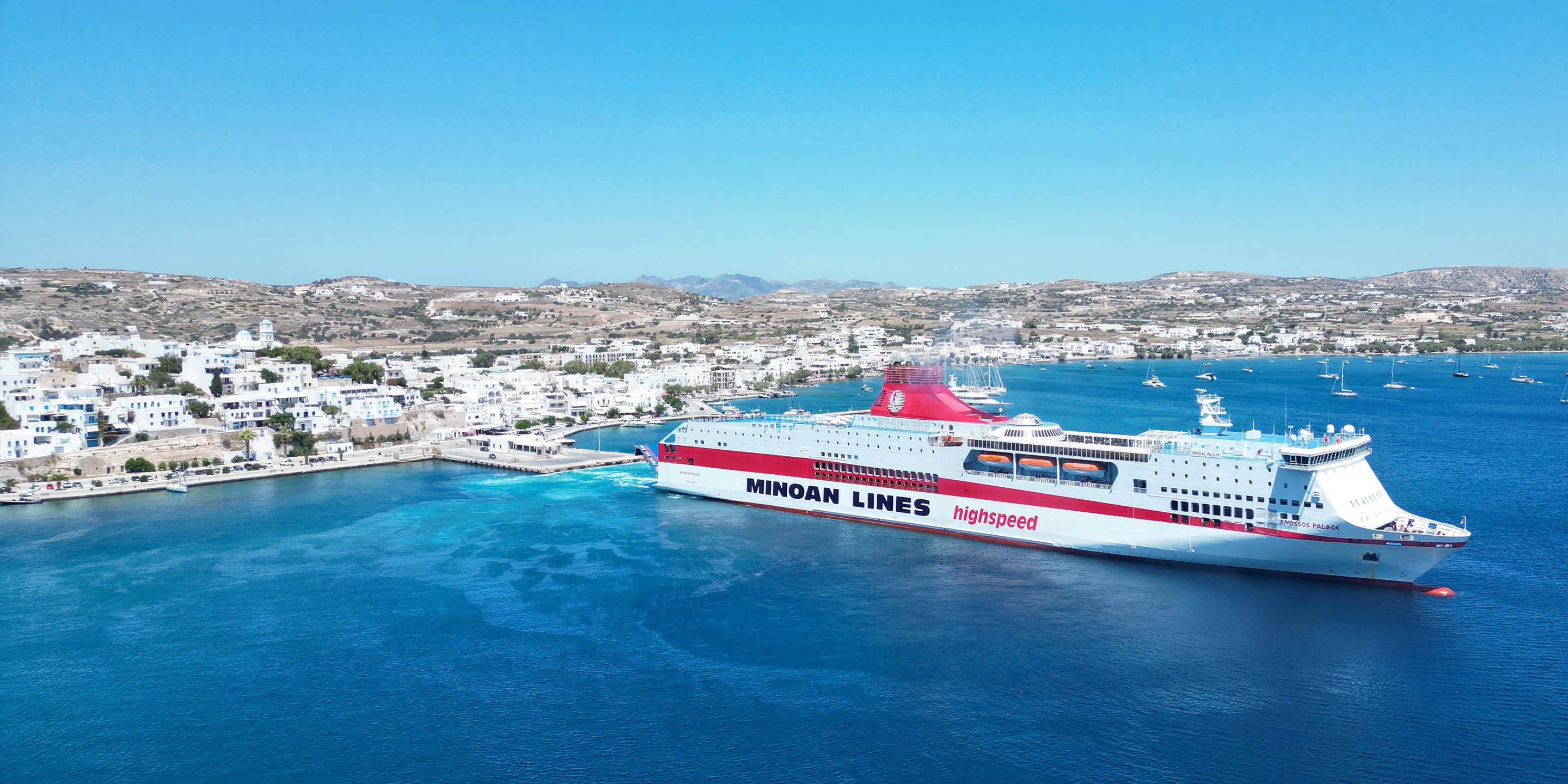 Il traghetto Knossos Palace in arrivo a Milos dal porto del Pireo di Atene