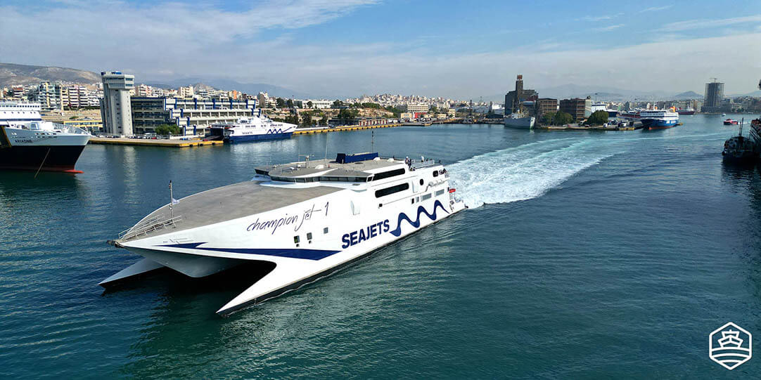 Το πλοίο Champion Jet 1 της Seajets, στο λιμάνι του Πειραιά