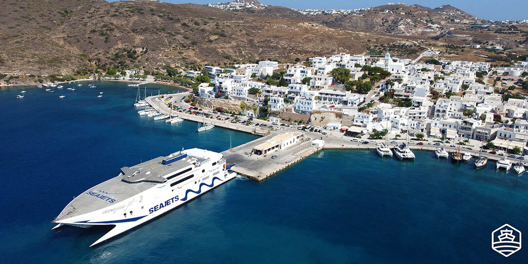 Το ταχύπλοο πλοίο Champion Jet 2 της Seajets στο λιμάνι του Αδάμαντα στη Μήλο