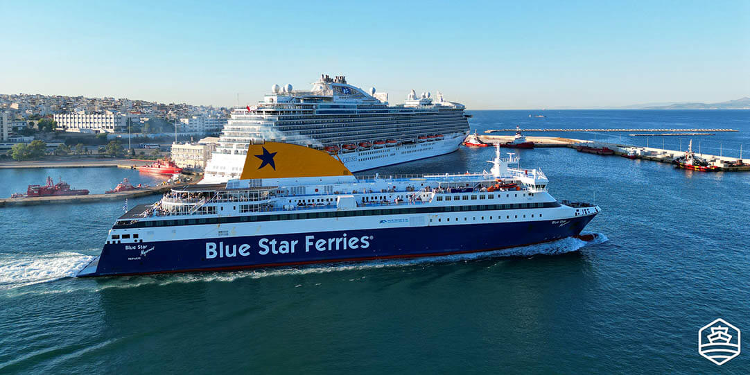 Το Blue Star Mykonos αναχωρεί από το λιμάνι του Πειραιά στην Αθήνα