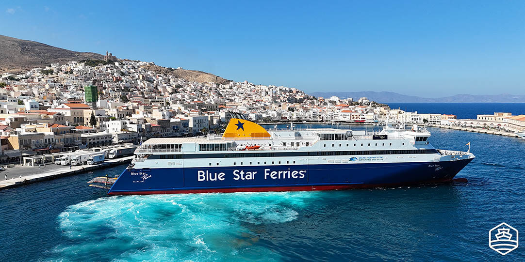Il traghetto convenzionale Blue Star Paros in arrivo a Syros