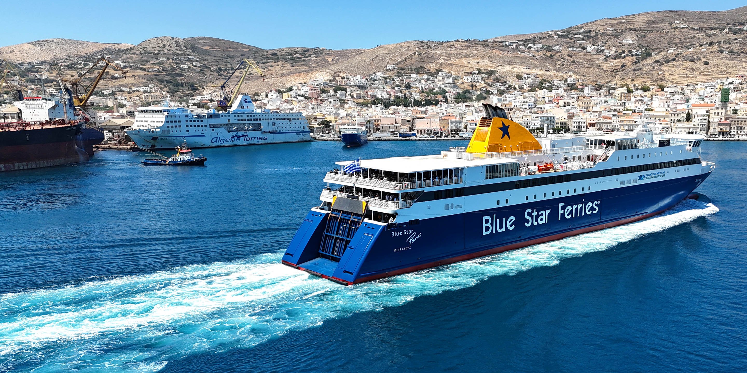 Die Fähre Blue Star Paros bei der Ankunft in Syros vom Hafen von Piräus in Athen