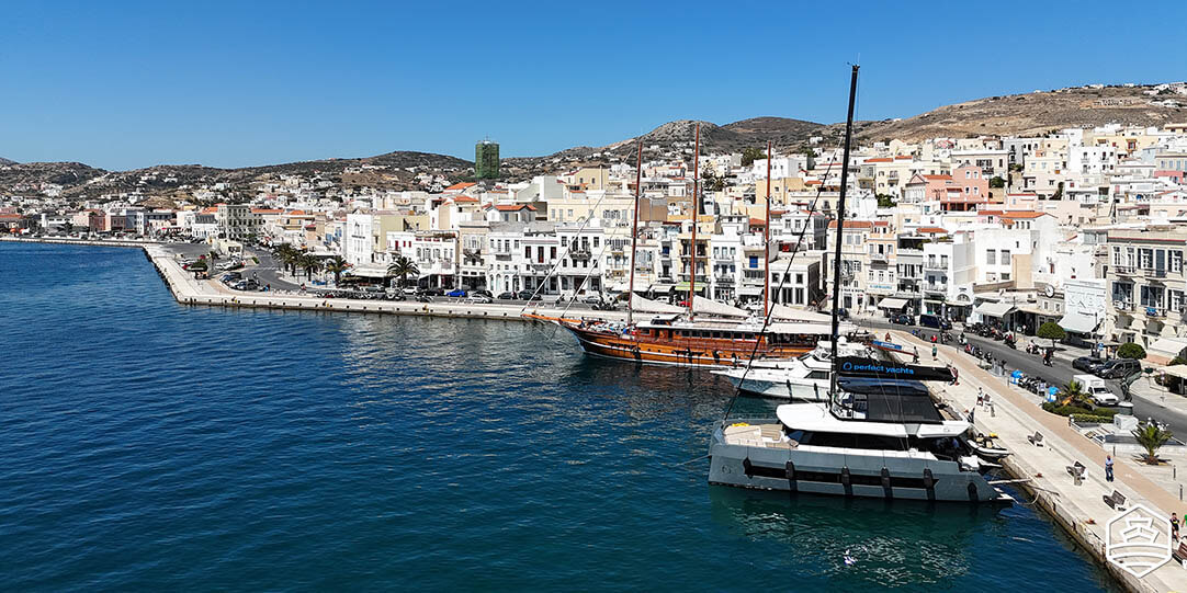 Il lungomare della città di Ermoupolis