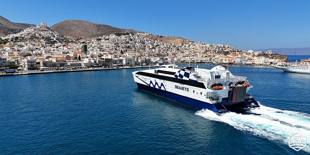 Il traghetto ad alta velocità WorldChampion Jet in arrivo a Syros