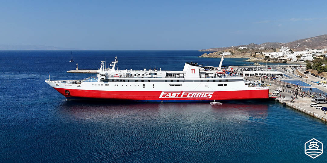 Un grand ferry de Fast Ferries dans le port de Tinos