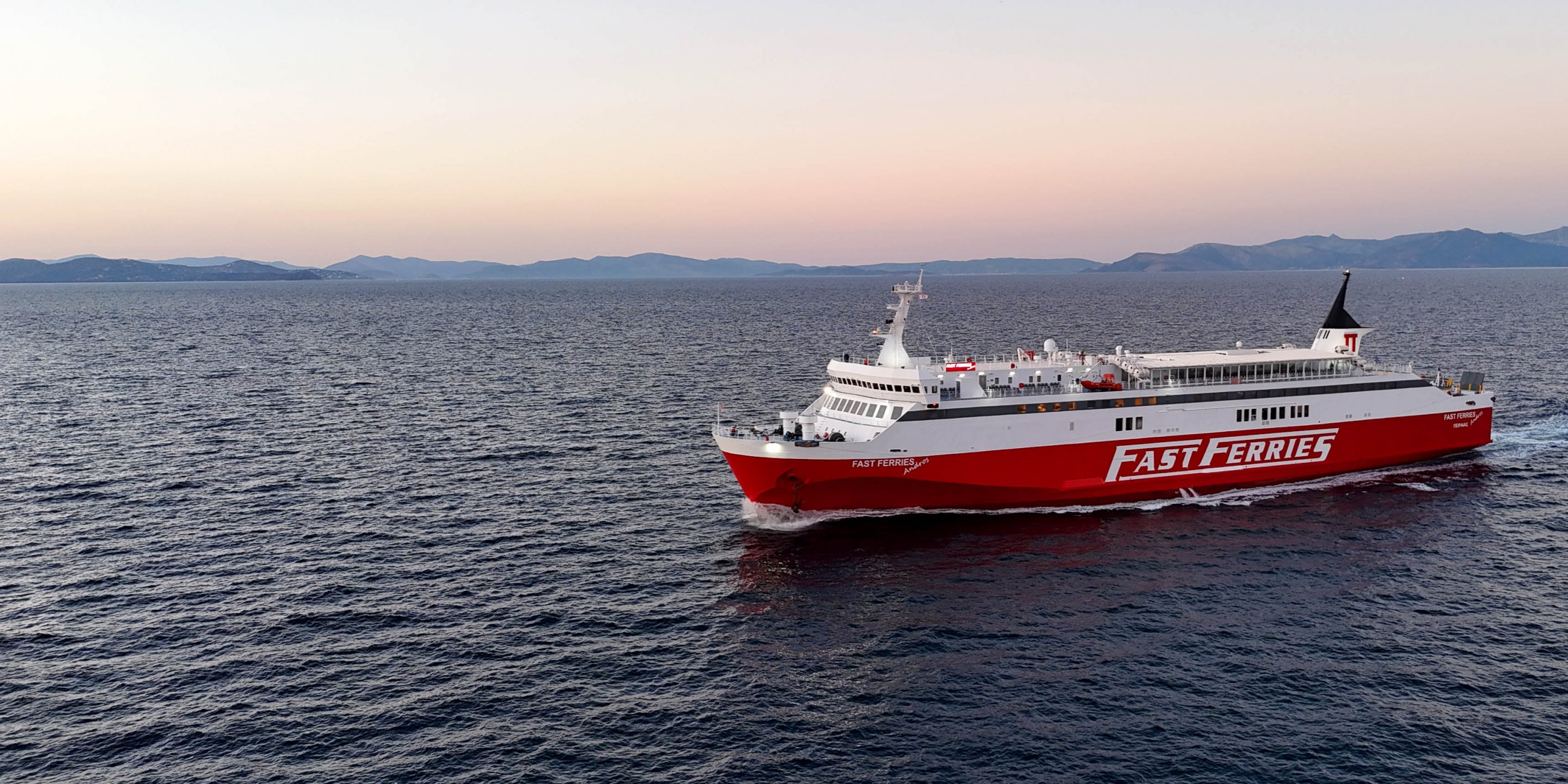Le ferry conventionnel Andros de Fast Ferries en route vers Tinos depuis le port de Rafina