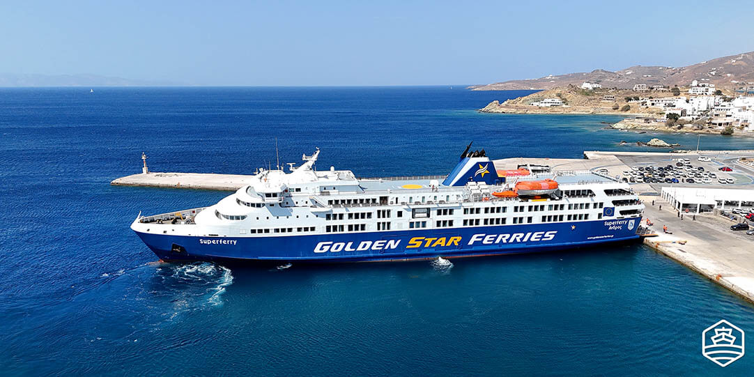 Superferry de Golden Star Ferries au port de Tinos