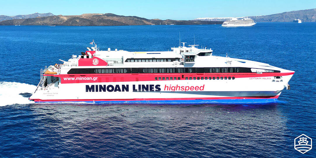 Le ferry à grande vitesse Santorini Palace of Minoan Lines arrive à Santorin en provenance d'Héraklion