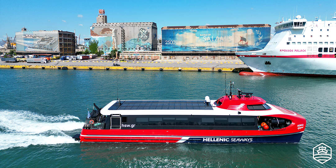 Die Hochgeschwindigkeitsfähre Aero 3 von Blue Star Ferries bei der Ankunft im Hafen von Piräus