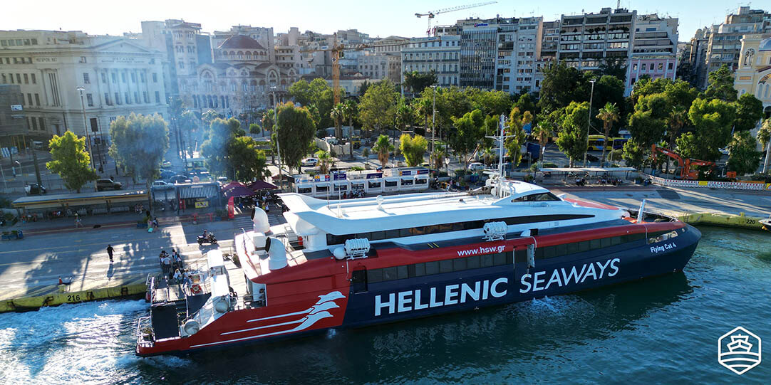 Die Hochgeschwindigkeitsfähre FlyingCat 4 von Hellenic Seaways macht im Hafen von Piräus fest