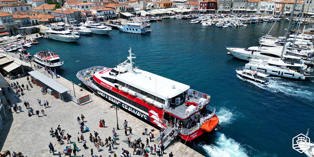FlyingCat 6 von Hellenic Seaways im Fährhafen von Hydra