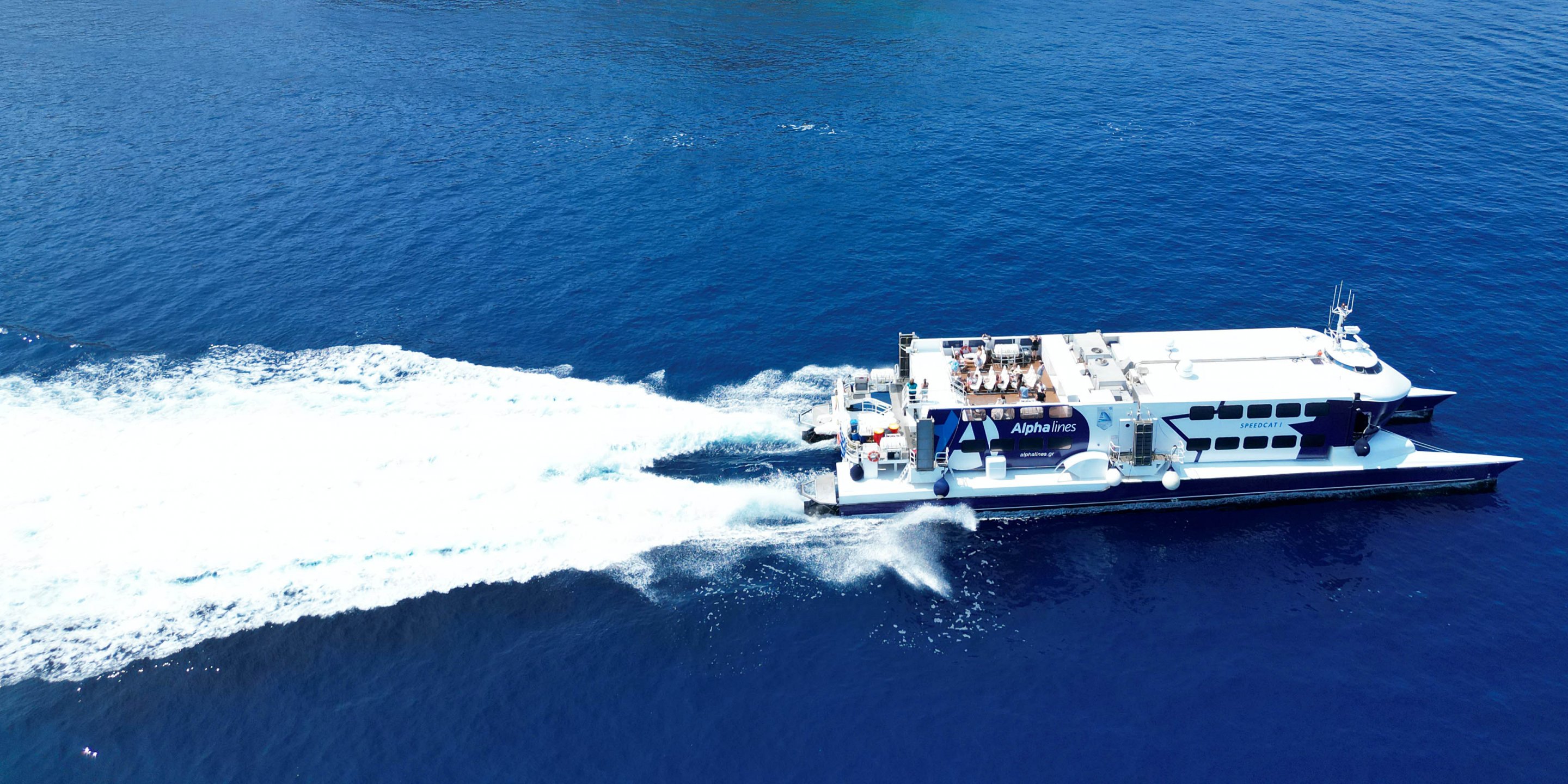 Le ferry à grande vitesse Speed Cat 1 de la compagnie Alpha Lines quitte le port d’Hydra à destination d’Athènes