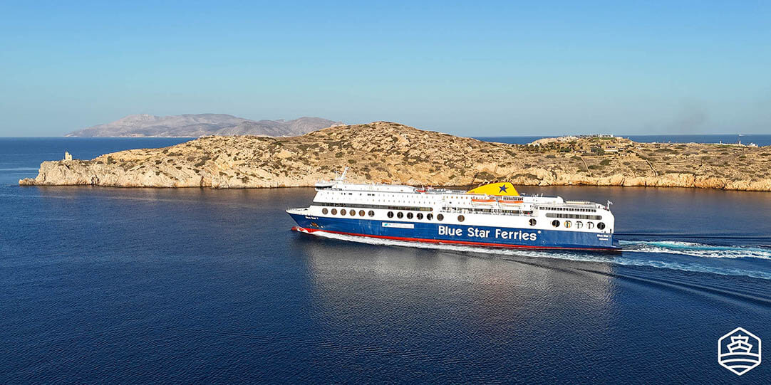Die Blue Star 1 der Blue Star Ferries verlässt Ios