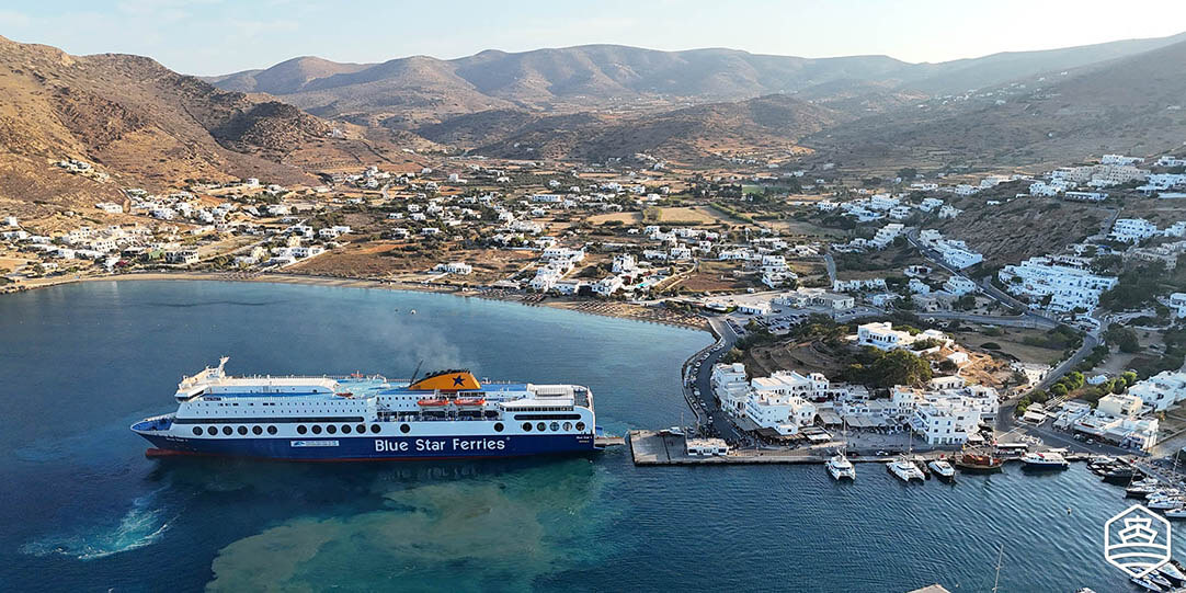 Luftaufnahme vom Hafen von Ios