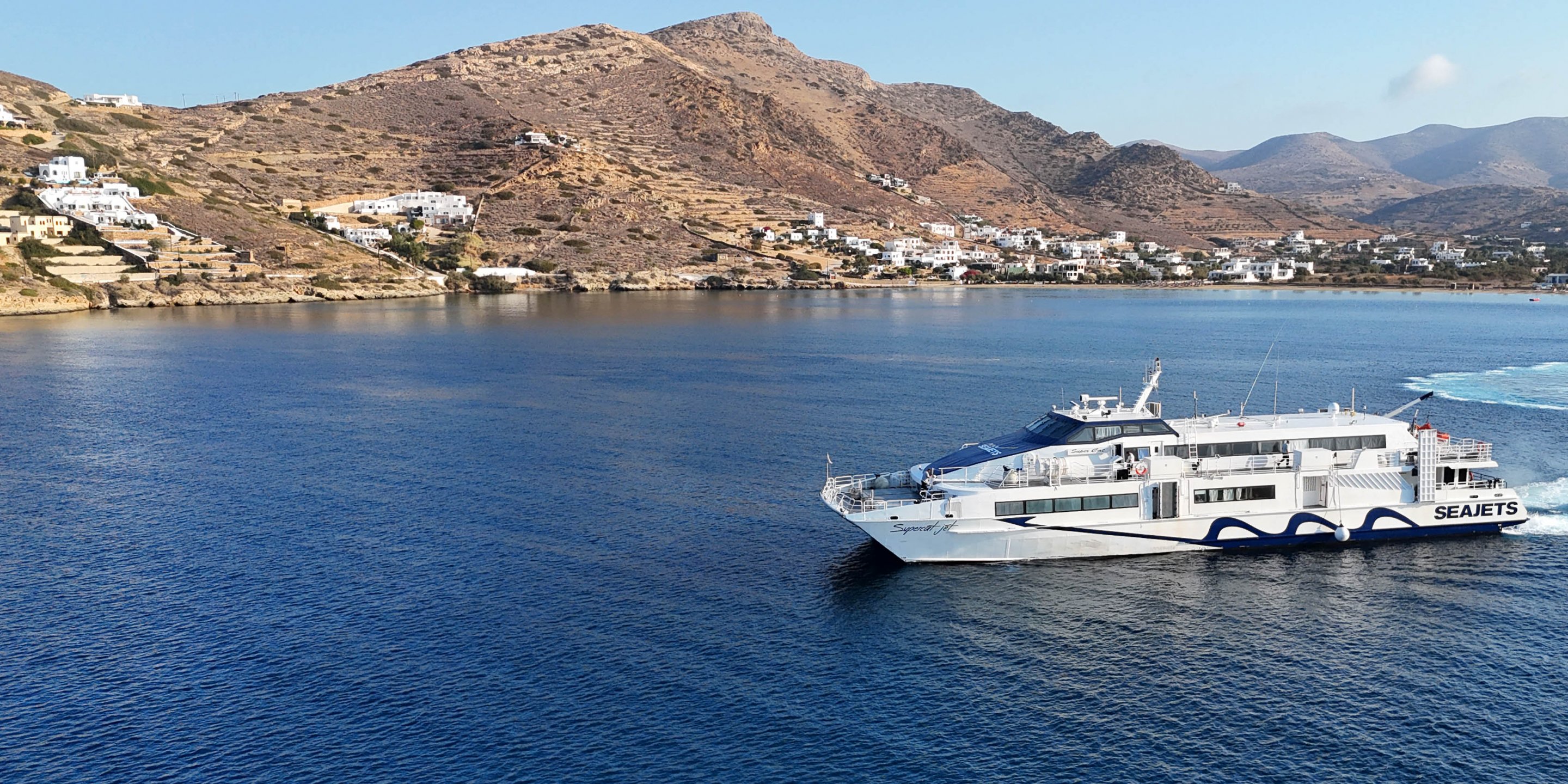 Le ferry Supercat Jet de Seajets quitte l'île d'Ios