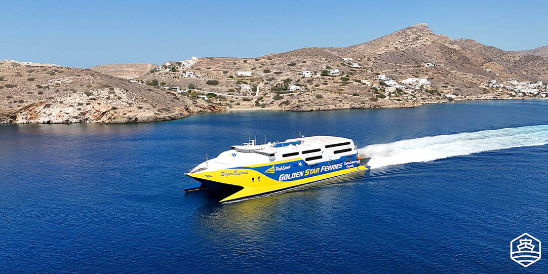 Die Fähre Superexpress von Golden Star Ferries fährt von Ios ab