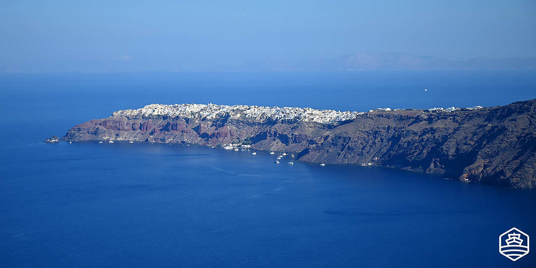 Das Dorf Oia auf Santorin