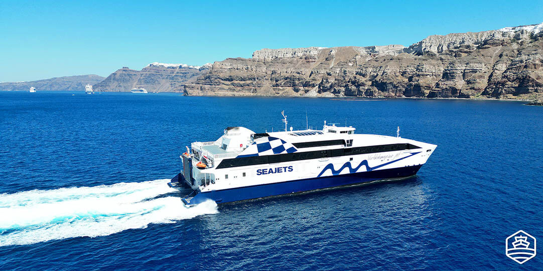 Die Hochgeschwindigkeitsfähre WorldChampion Jet bei der Ankunft in Santorin