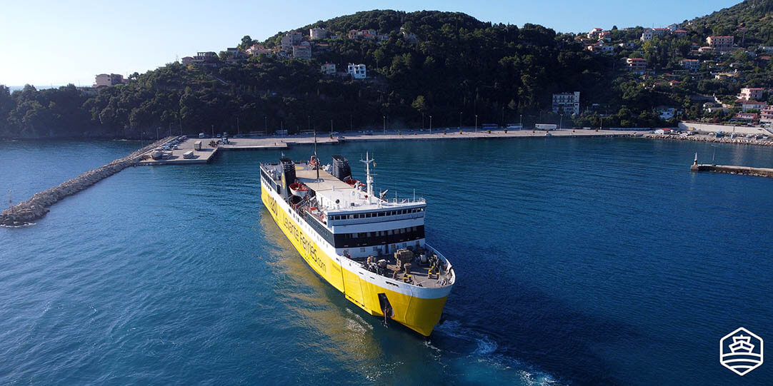 Eine Fähre von Levante Ferries im Hafen von Poros, Kefalonia