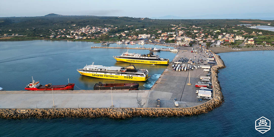 Vue aérienne du port de Kyllini avec les ferries de Levante Ferries à quai