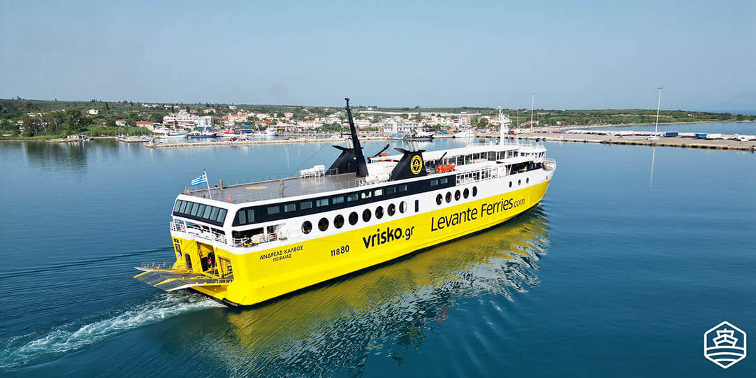 Le ferry Andreas Kalvos, arrivant au port de Kyllini