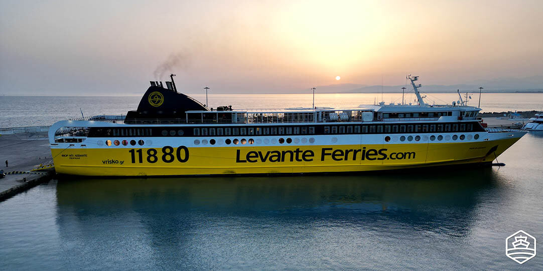 Le ferry Fior Di Levante de Levante Ferries au port