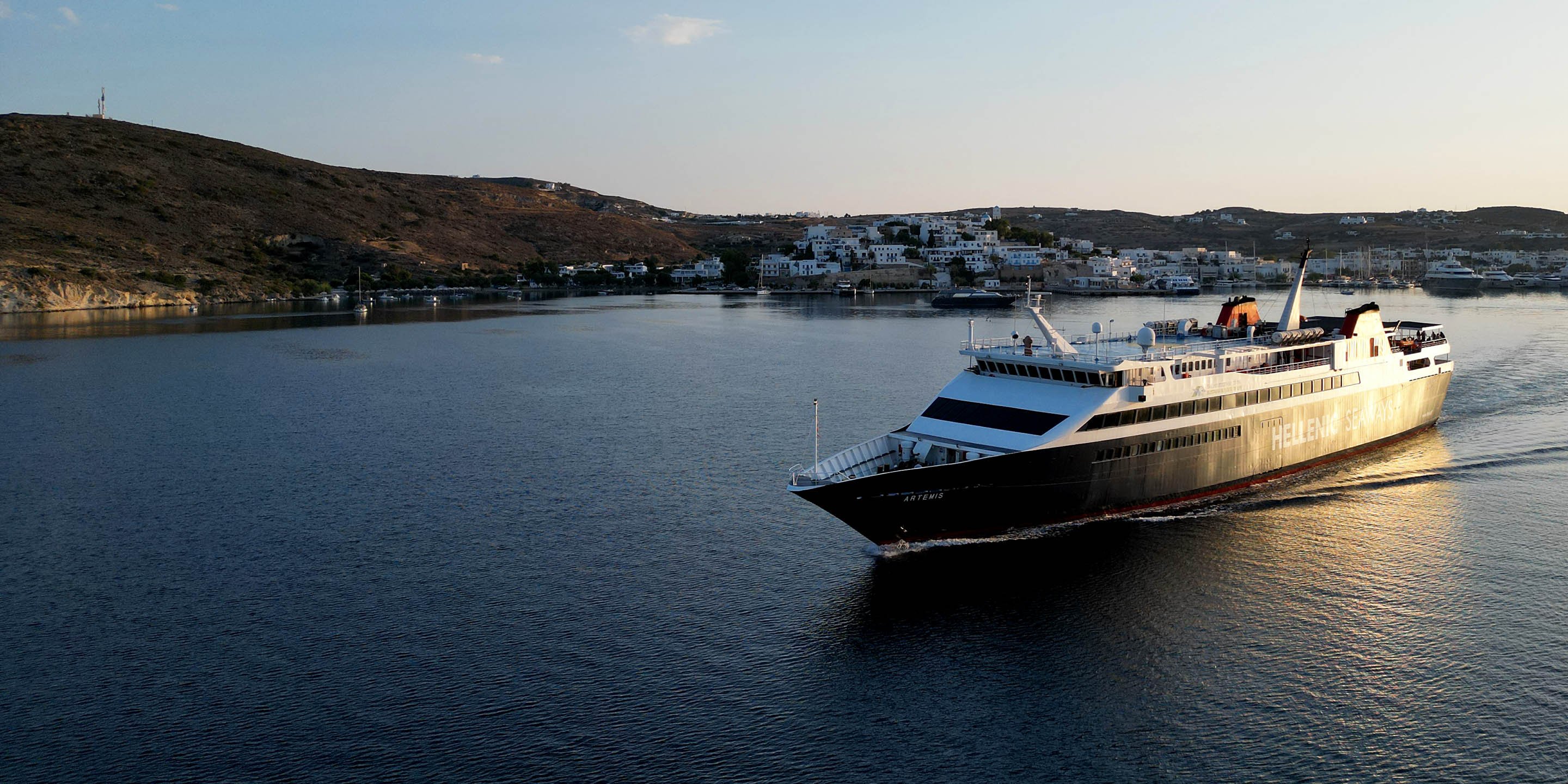 Το πλοίο Άρτεμις της Hellenic Seaways από τη Μήλο στην Πάρο