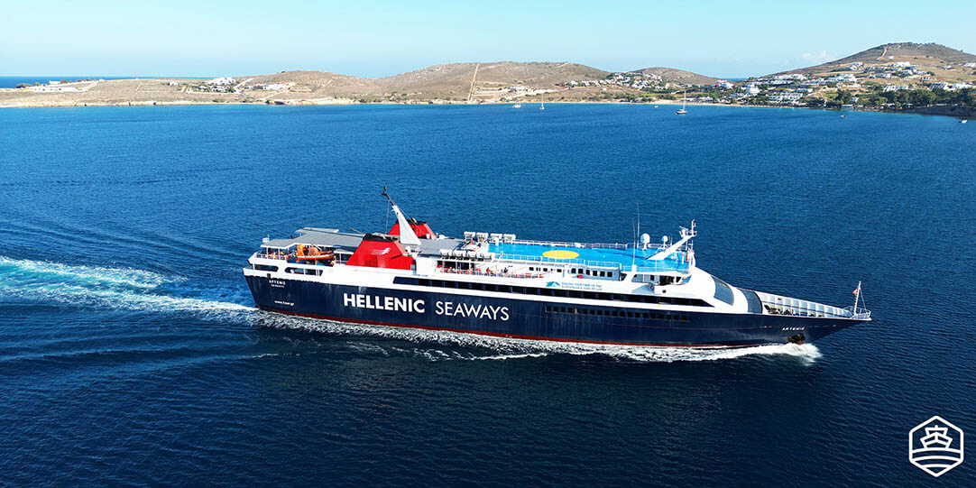 Die Fähre Artemis von Hellenic Seaways bei der Ankunft in Paros