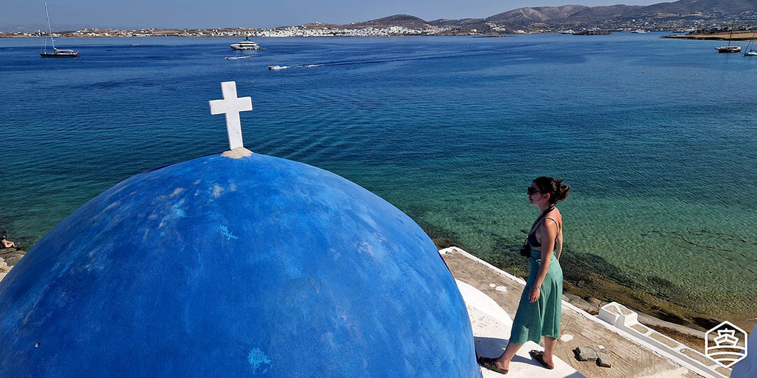 Die blaue Kuppel der Kirche von Agios Ioannis und Naoussa im Hintergrund