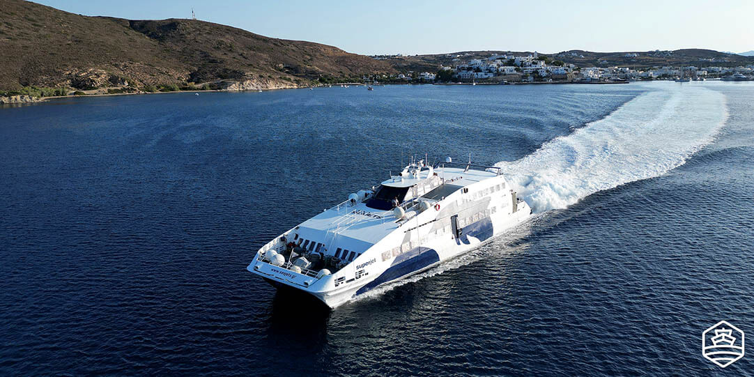 Die Fähre Super Jet von Seajets verlässt den Hafen von Milos