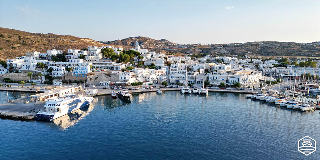 Το λιμάνι και το χωριό Αδάμαντας στη Μήλο