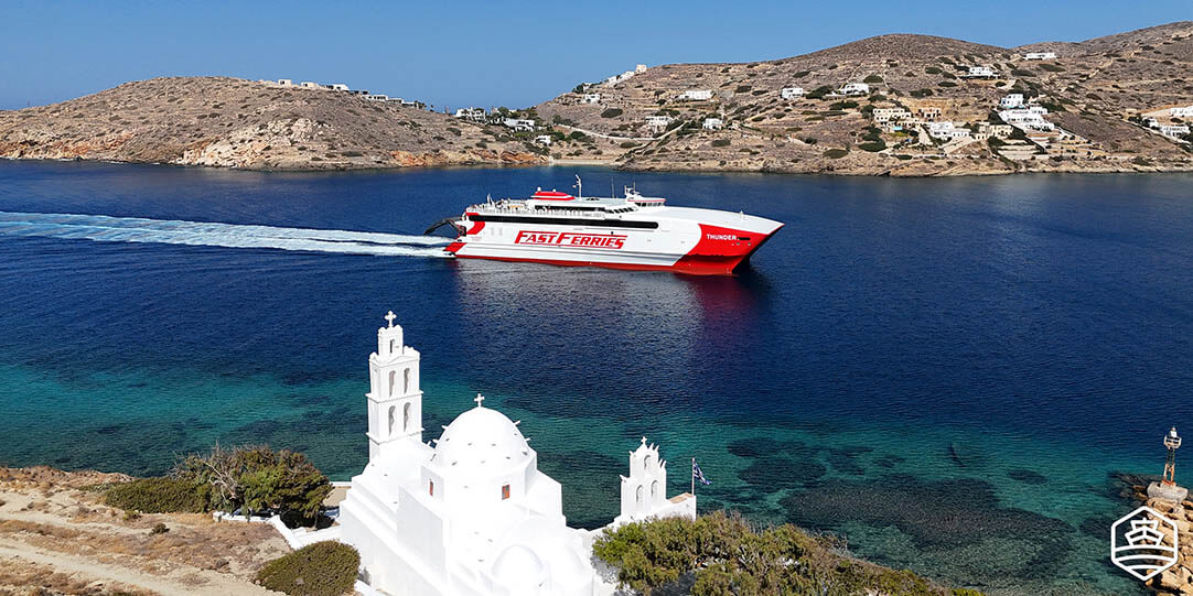 Die Fähre Thunder von Fast Ferries steuert den Hafen von Ios an