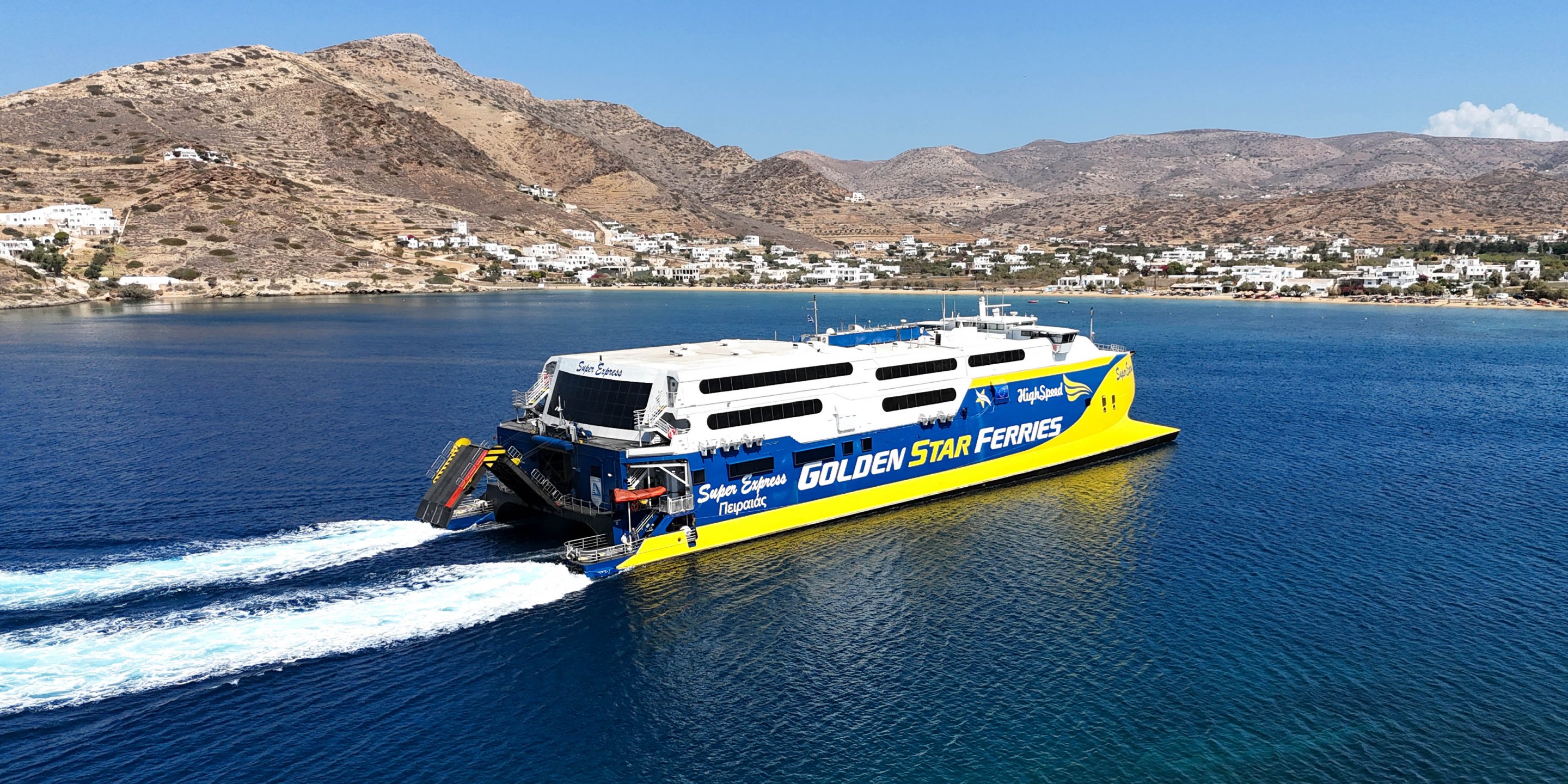 Le ferry à grande vitesse Superexpress de Golden Star Ferries arrive au port d’Ios