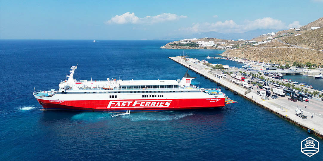 Eine große Fähre in Tourlos, dem Hafen von Mykonos