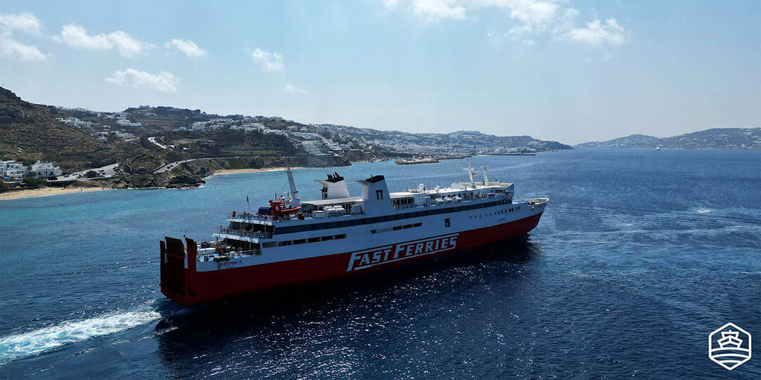Το συμβατικό πλοίο Αικατερίνη Π. της Fast Ferries ενώ φτάνει στη Νάξο μετά από μία στάση στη Μύκονο