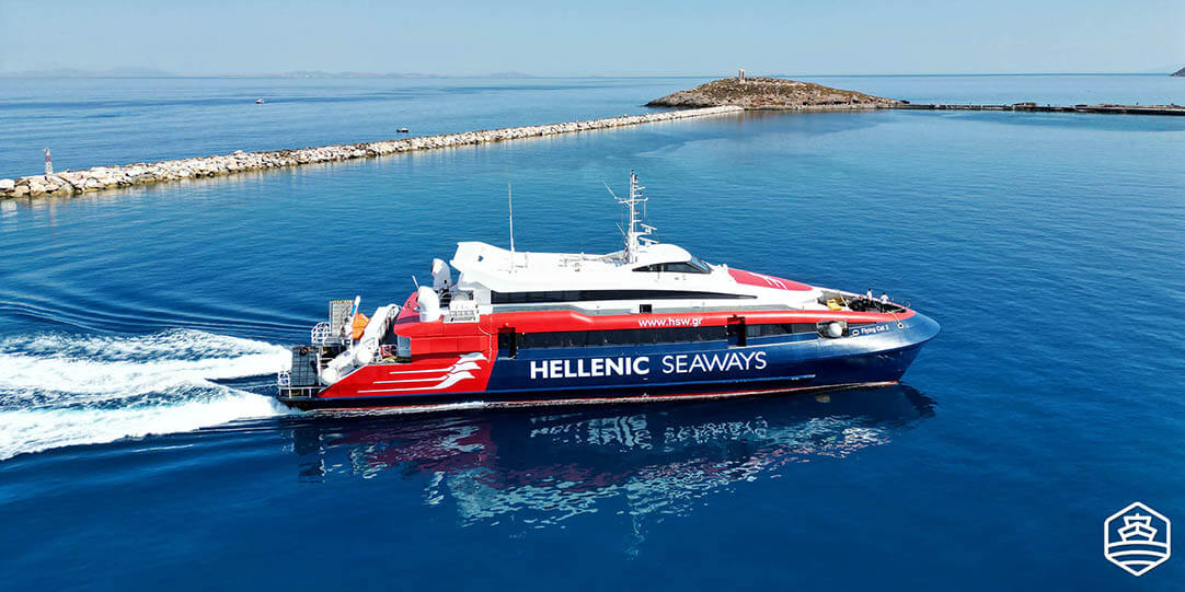 Το μικρό ταχύπλοο πλοίο Flying Cat της Hellenic Seaways ενώ φτάνει στο λιμάνι της Νάξου