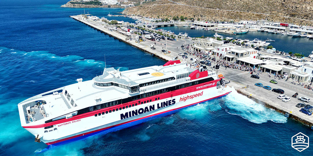 Το ταχύπλοο πλοίο Santorini Palace στο λιμάνι του Τούρλου στη Μύκονο